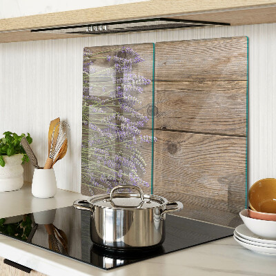 Tábua para corte Lavanda em um fundo de madeira