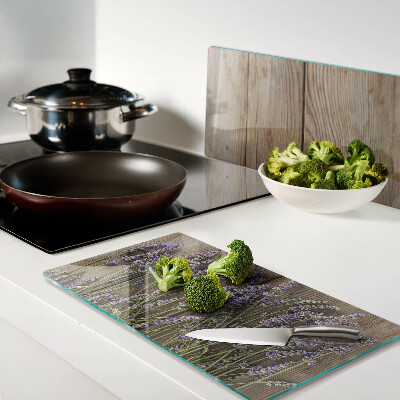 Tábua para corte Lavanda em um fundo de madeira