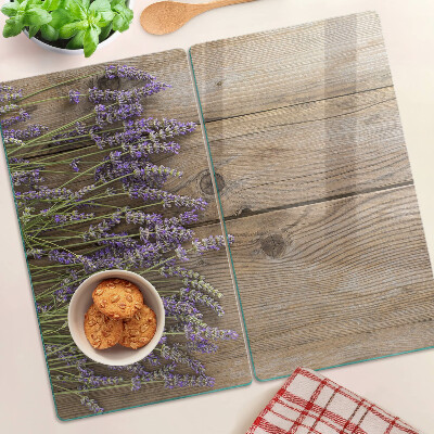 Tábua para corte Lavanda em um fundo de madeira