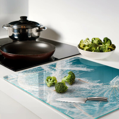 Tábua para corte Dente-de-leão em um fundo azul