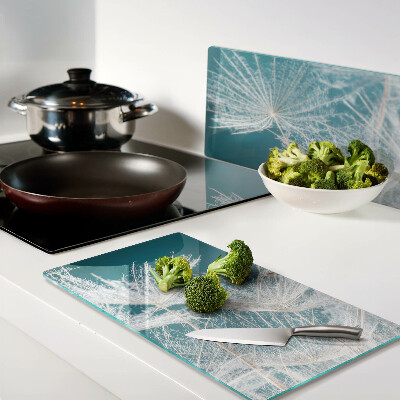 Tábua para corte Dente-de-leão em um fundo azul