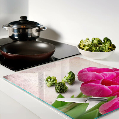 Tábua para corte Flores de tulipa em um fundo rosa