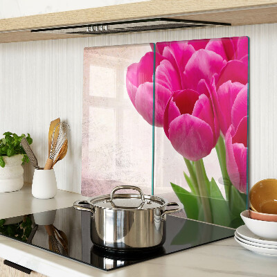 Tábua para corte Flores de tulipa em um fundo rosa