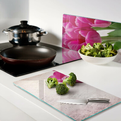 Tábua para corte Flores de tulipa em um fundo rosa