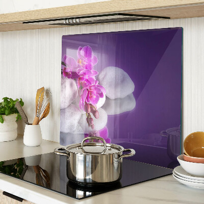 Tábua para cozinha Flores de orquídea em um fundo de pedras