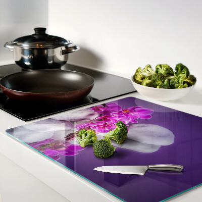 Tábua para cozinha Flores de orquídea em um fundo de pedras