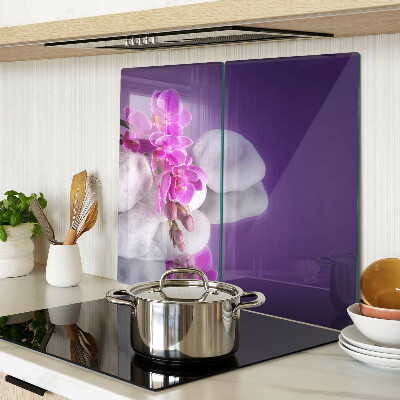 Tábua para cozinha Flores de orquídea em um fundo de pedras