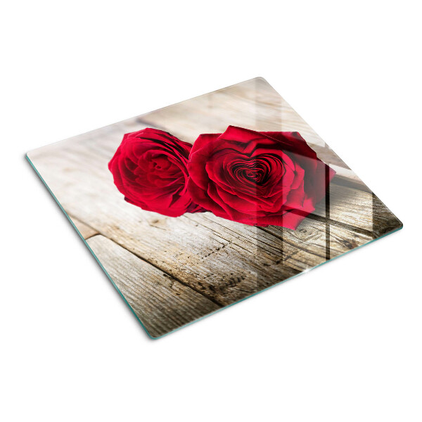 Tábua para corte Rosas vermelhas em um fundo de madeira
