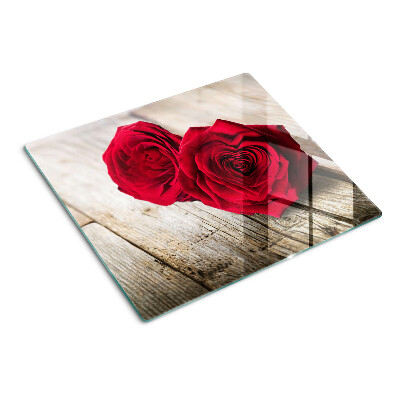 Tábua para corte Rosas vermelhas em um fundo de madeira