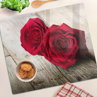 Tábua para corte Rosas vermelhas em um fundo de madeira