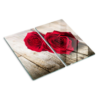 Tábua para corte Rosas vermelhas em um fundo de madeira