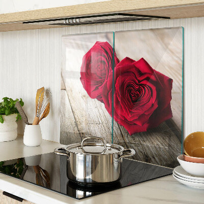 Tábua para corte Rosas vermelhas em um fundo de madeira