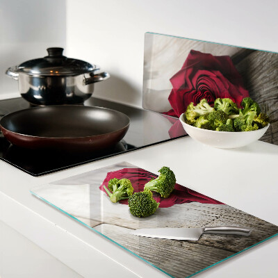 Tábua para corte Rosas vermelhas em um fundo de madeira