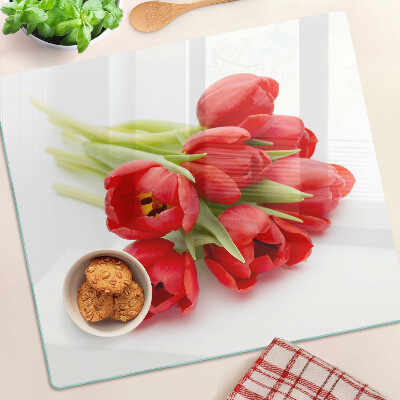 Tábua para corte Tulipas vermelhas em um fundo branco
