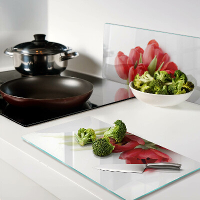 Tábua para corte Tulipas vermelhas em um fundo branco