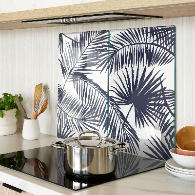 Tábua para corte Folhas de palmeira em um fundo branco