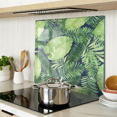 Tábua para corte Folhas tropicais em um fundo escuro