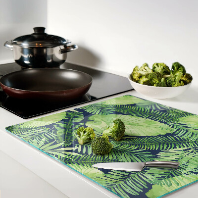 Tábua para corte Folhas tropicais em um fundo escuro