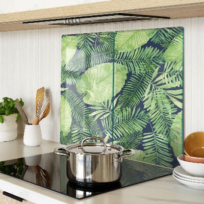 Tábua para corte Folhas tropicais em um fundo escuro