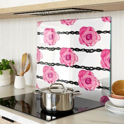 Tábua para corte Rosas em um fundo de linha preta