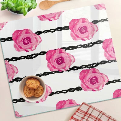 Tábua para corte Rosas em um fundo de linha preta