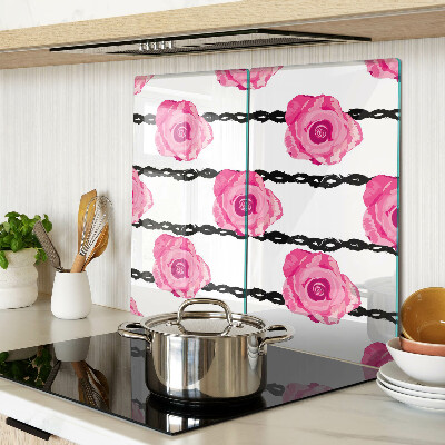 Tábua para corte Rosas em um fundo de linha preta