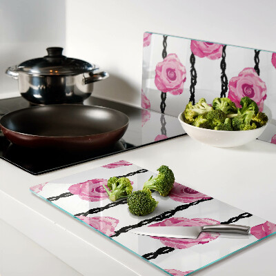 Tábua para corte Rosas em um fundo de linha preta