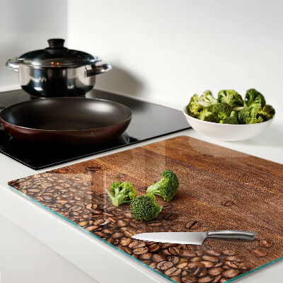 Tábua para corte Grãos de café em um fundo de madeira