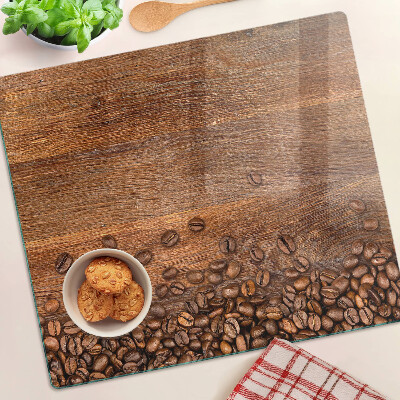 Tábua para corte Grãos de café em um fundo de madeira