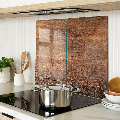 Tábua para corte Grãos de café em um fundo de madeira