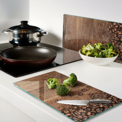 Tábua para corte Grãos de café em um fundo de madeira