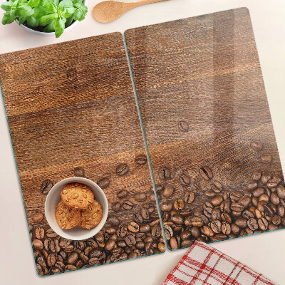 Tábua para corte Grãos de café em um fundo de madeira