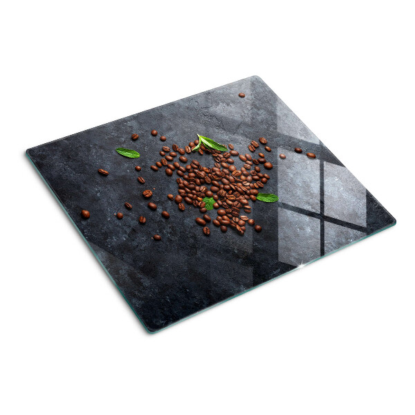 Tábua para corte Grãos de café em um fundo de pedra