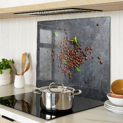 Tábua para corte Grãos de café em um fundo de pedra