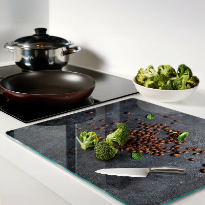 Tábua para corte Grãos de café em um fundo de pedra