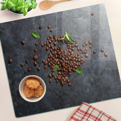 Tábua para corte Grãos de café em um fundo de pedra