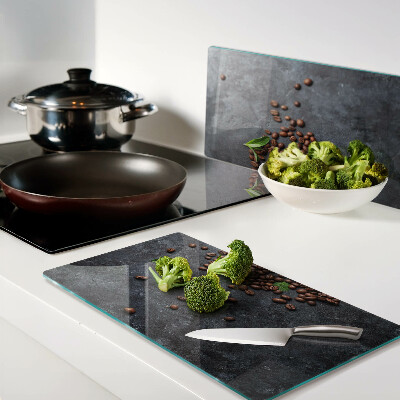 Tábua para corte Grãos de café em um fundo de pedra