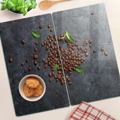 Tábua para corte Grãos de café em um fundo de pedra