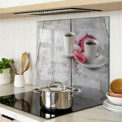 Tábua para cozinha Café e macarons em um fundo de madeira