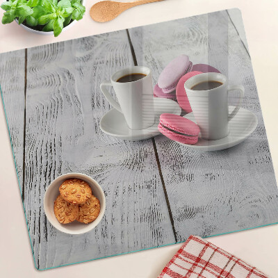 Tábua para cozinha Café e macarons em um fundo de madeira