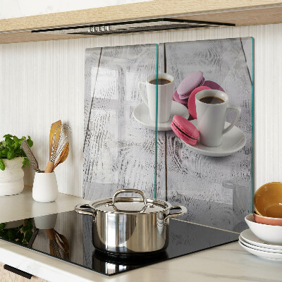 Tábua para cozinha Café e macarons em um fundo de madeira