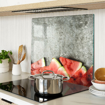 Tábua para corte Fatias de melancia em um fundo cinza