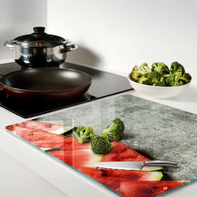 Tábua para corte Fatias de melancia em um fundo cinza