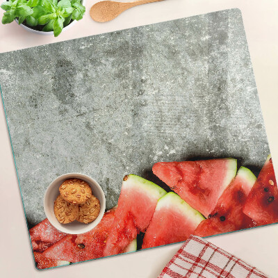 Tábua para corte Fatias de melancia em um fundo cinza