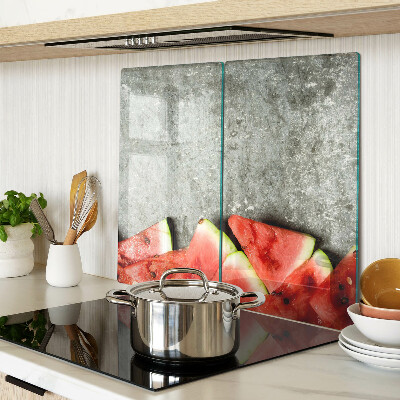 Tábua para corte Fatias de melancia em um fundo cinza