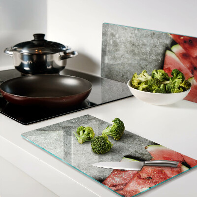 Tábua para corte Fatias de melancia em um fundo cinza