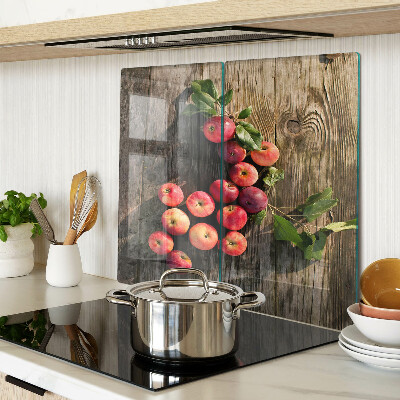 Tábua para corte Maçãs em um fundo de madeira