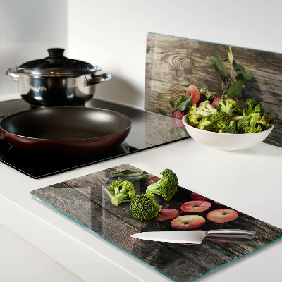 Tábua para corte Maçãs em um fundo de madeira