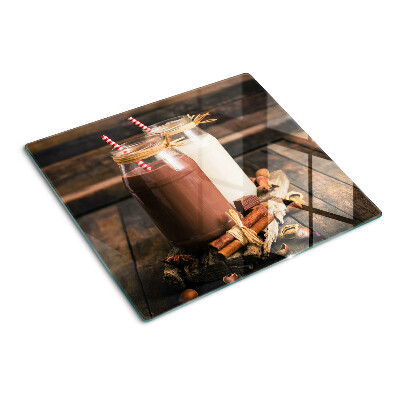 Tábua para corte Potes de bebidas em um fundo de madeira