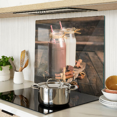 Tábua para corte Potes de bebidas em um fundo de madeira